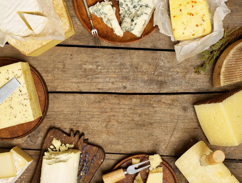 木板上的各种类型的奶酪