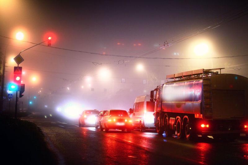 夜晚城市中模糊的车