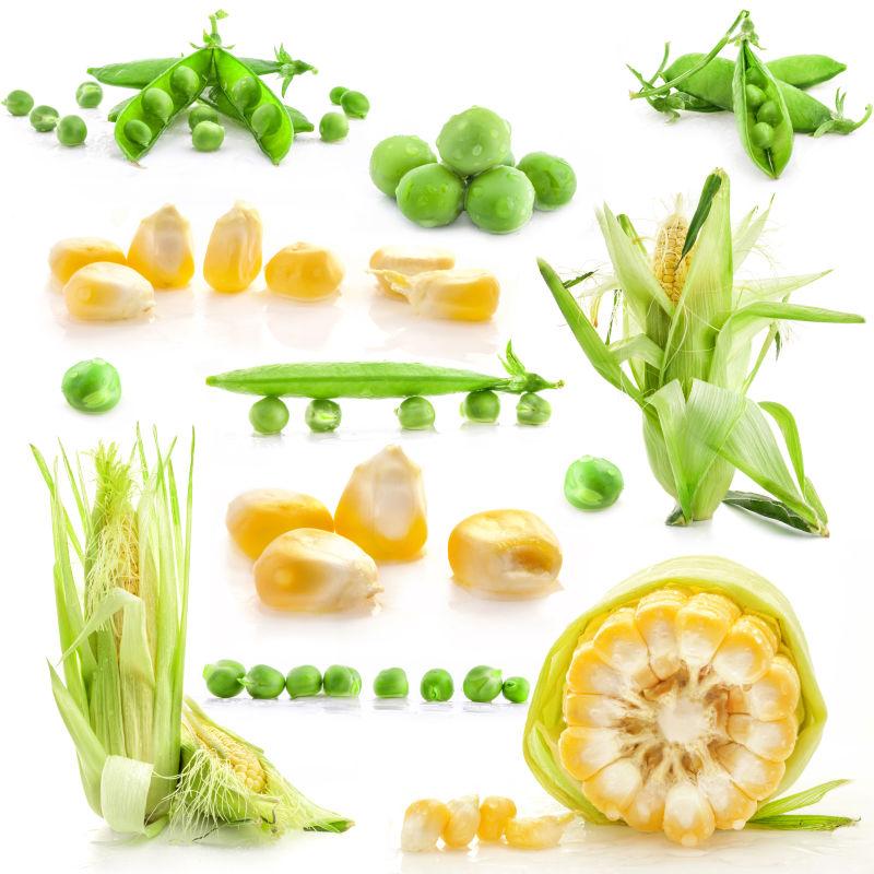 白色背景下绿色的豌豆和新鲜的玉米