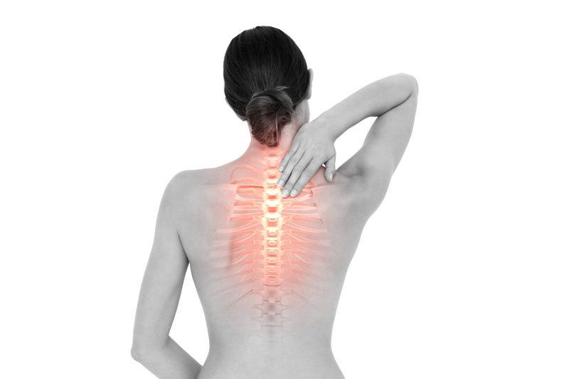 女性背痛突出的脊椎骨