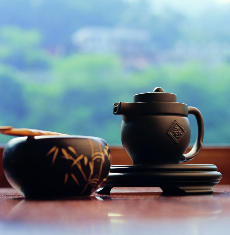 古老的黑色的茶壶