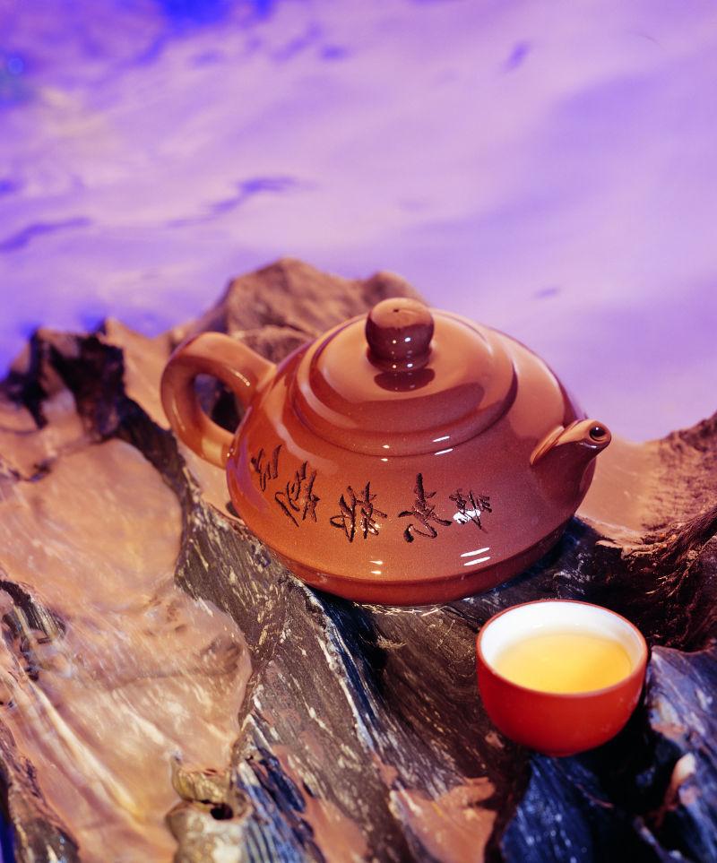 泡好的茶和古老茶壶