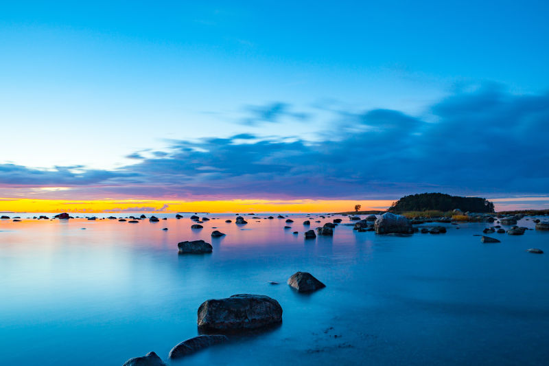 美丽的日出海湾