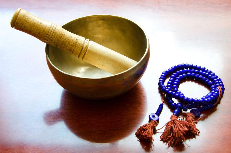 一个藏式的碗与紫色的马拉珠子