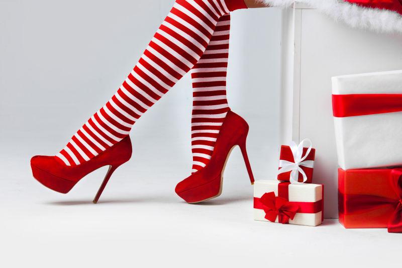 白色背景中穿红长筒袜的女人和礼物