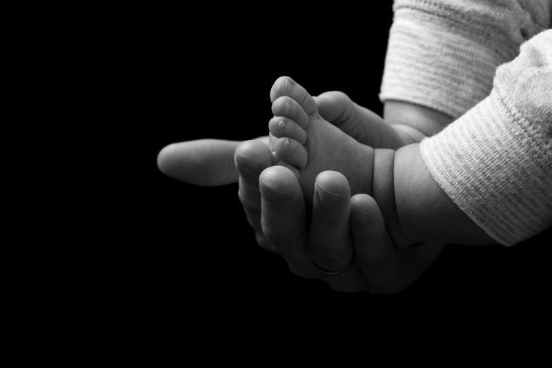 母亲的手与婴儿的脚