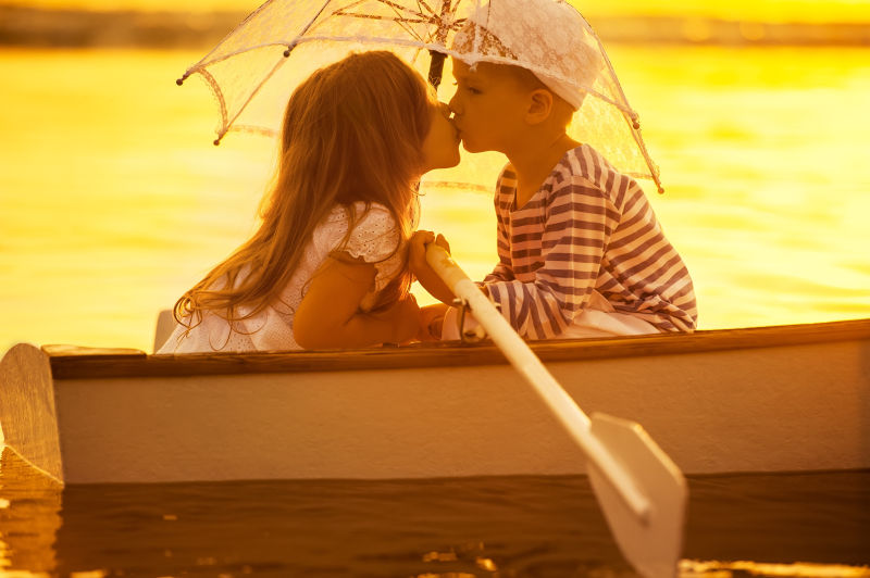 男孩找小船上亲吻女孩