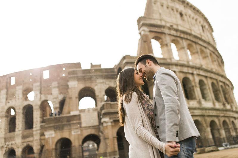 在罗马斗兽场前的情侣亲吻