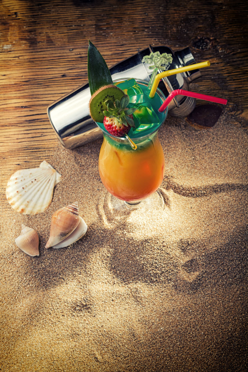 海滩上的新鲜热带饮料