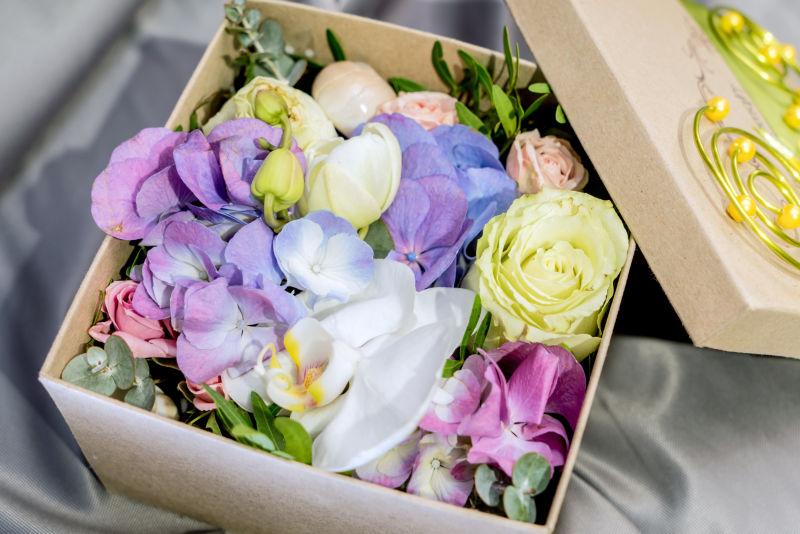 礼品盒里的鲜花