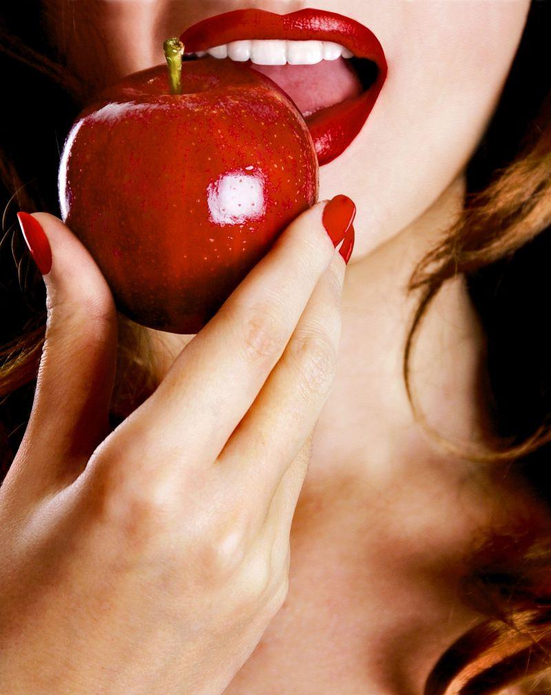 美丽女子吃红色苹果