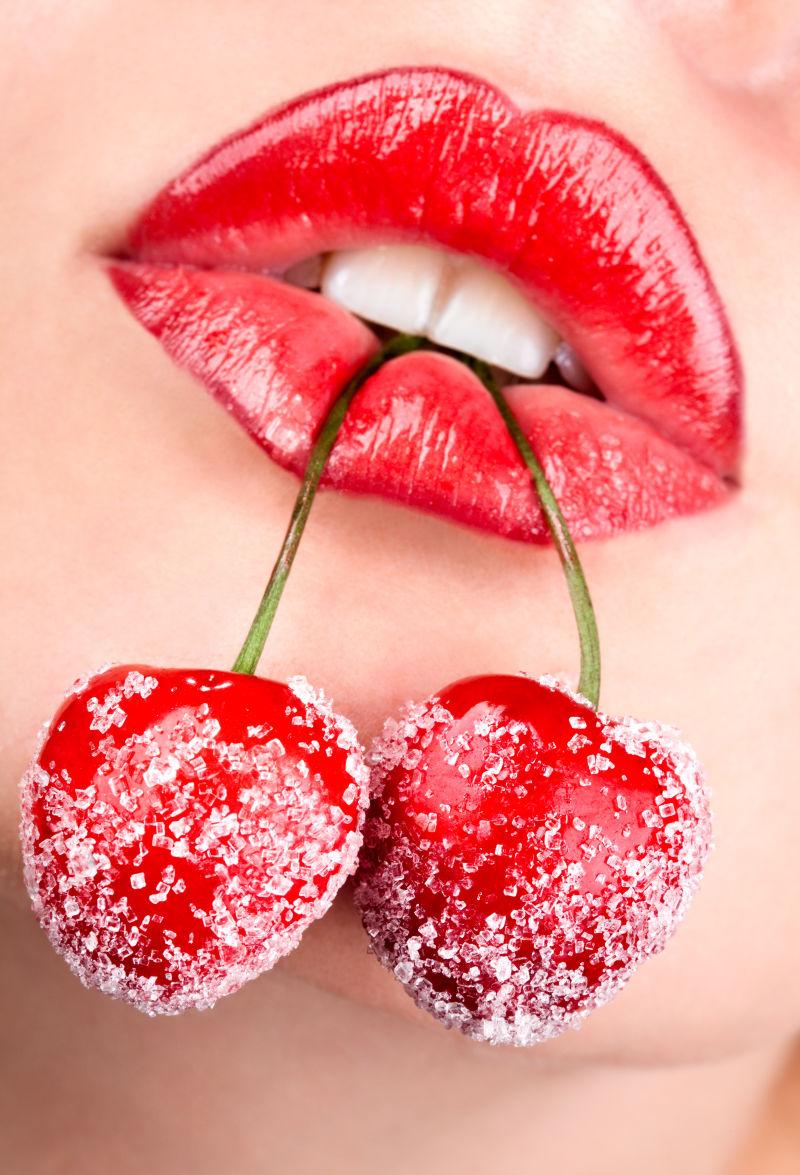 性感的红唇叼着樱桃
