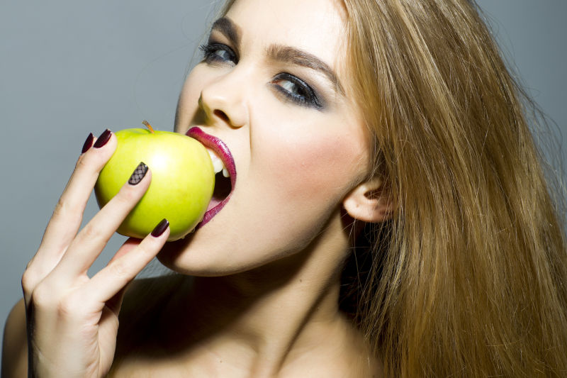 吃青苹果的年轻女子