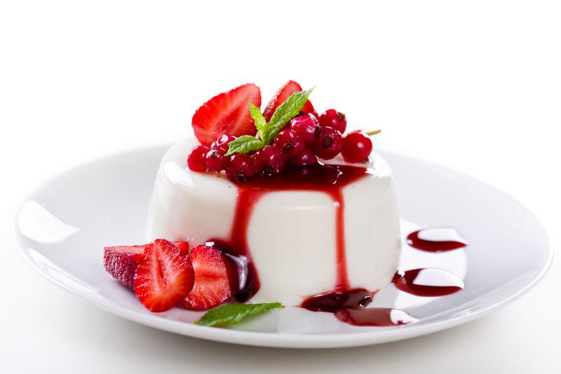 白色盘子中的草莓水果牛奶布丁