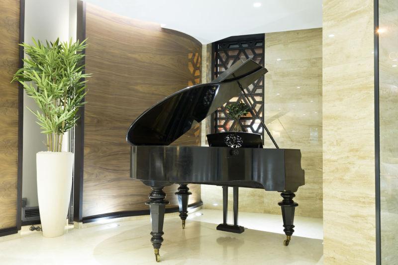 酒店大堂里的黑色钢琴