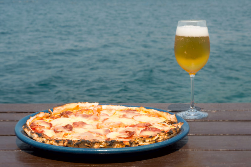 海边的披萨饼和啤酒