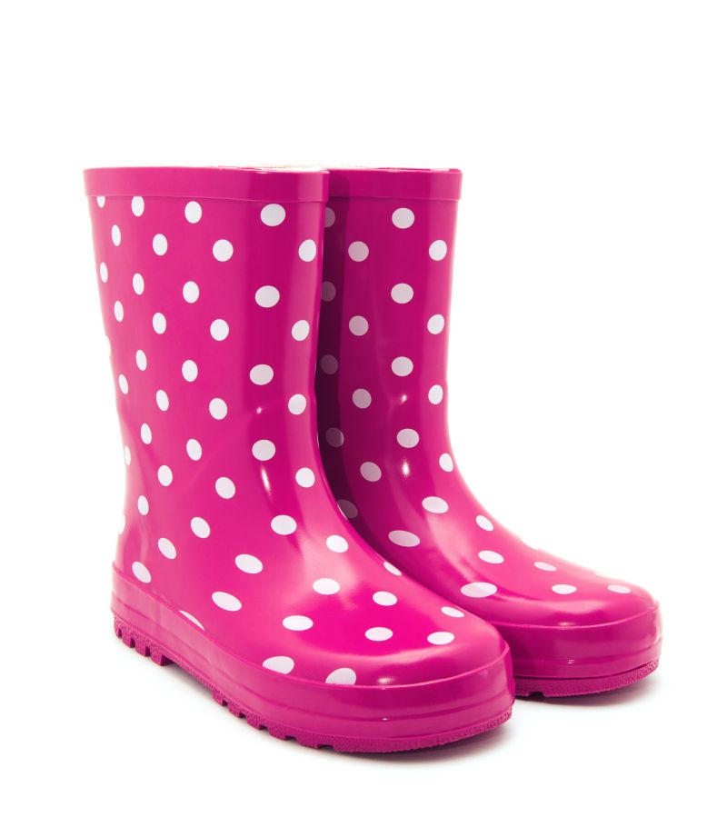 在白色的粉红色雨鞋