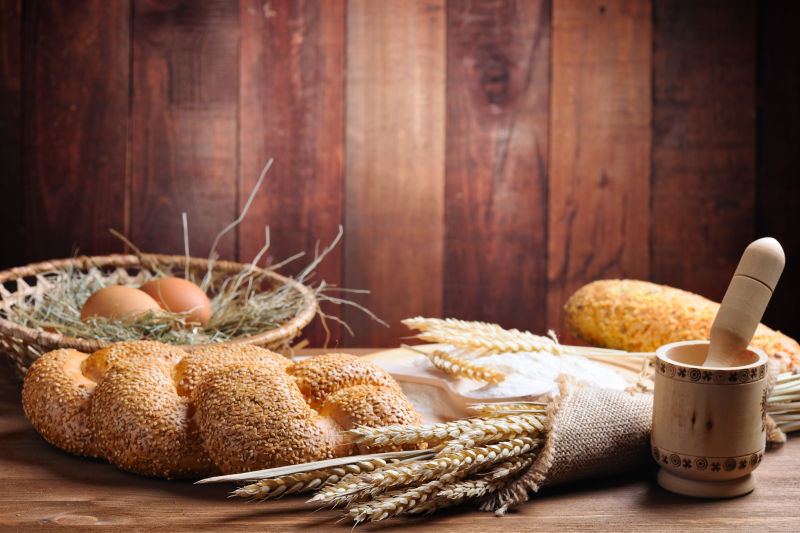 木桌上的面包和小麦