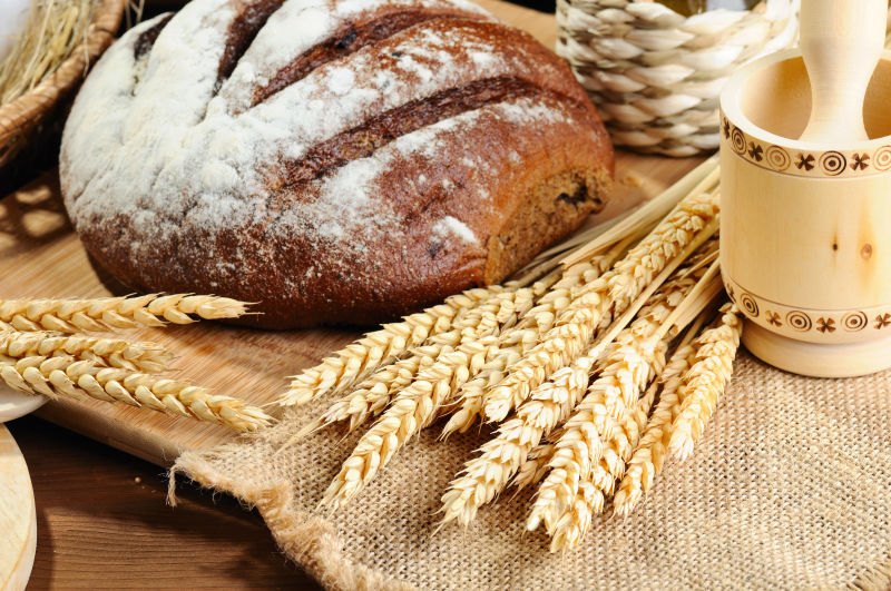 麻布上的小麦与面包