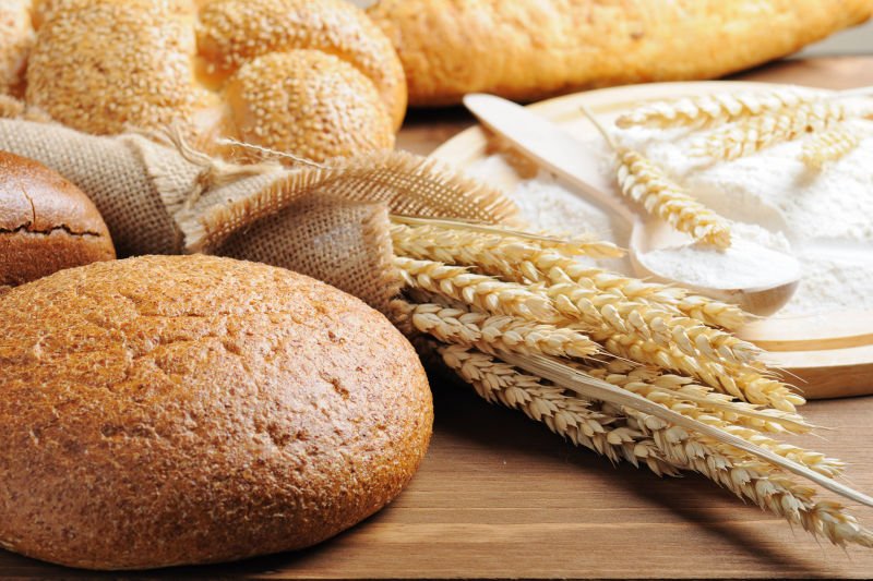 木桌上的小麦与圆形面包