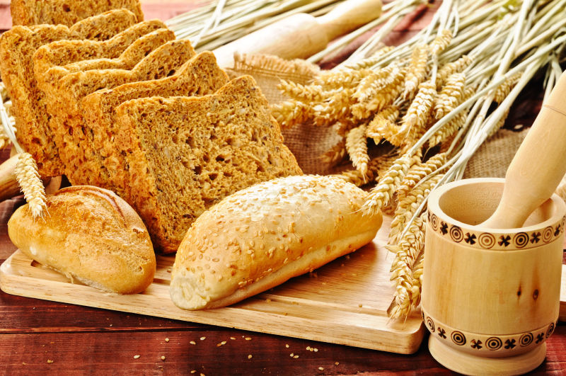 木桌上的面包和麦穗
