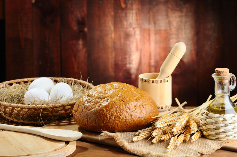 桌上的切片面包和小麦