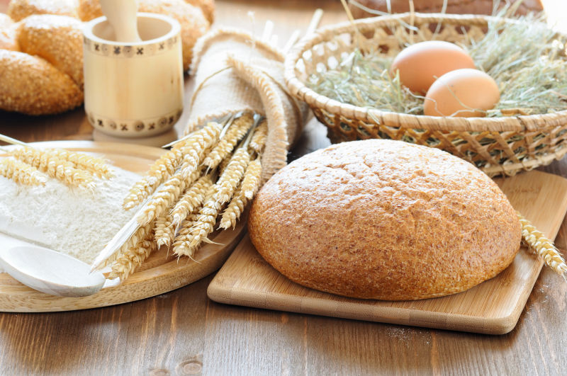 木桌上的小麦和面包