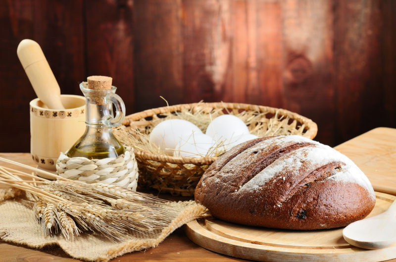 木桌上的面包与麦穗