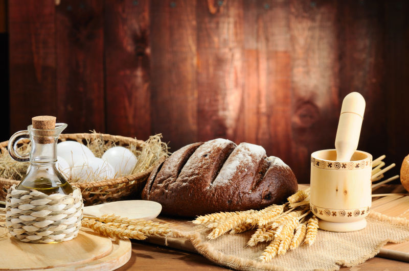 木桌上的麦穗与面包