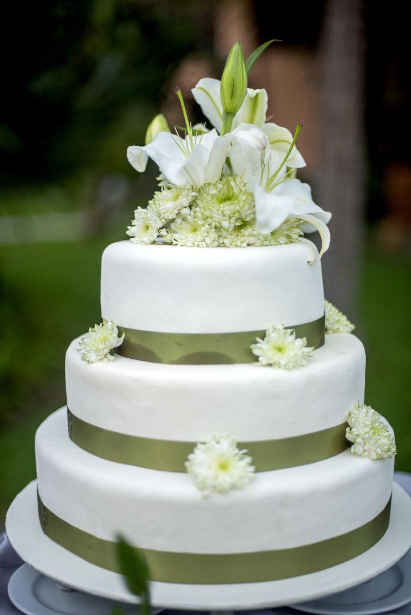 三层花朵婚礼蛋糕
