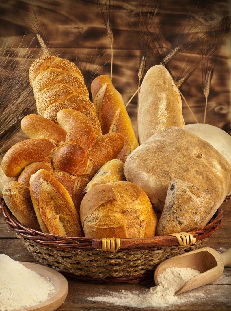 竹篮里的小麦面包