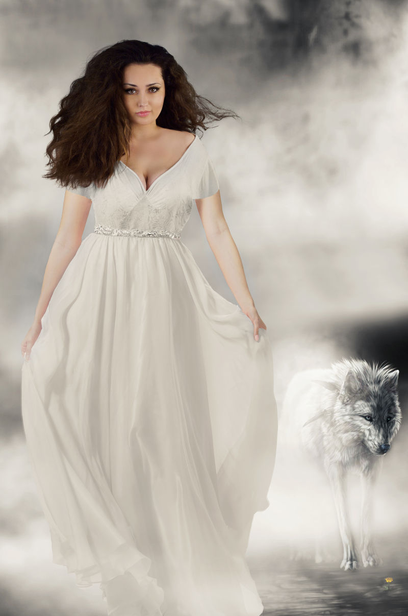 穿着白色裙的美女与白狼