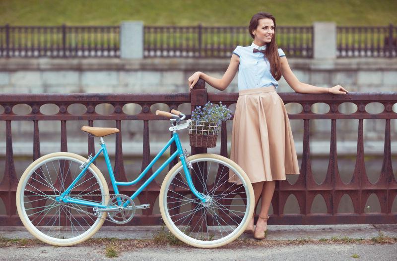 年轻漂亮优雅的女人和自行车