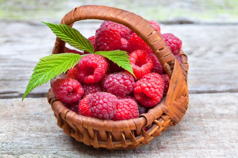 小柳条篮中成熟的树莓