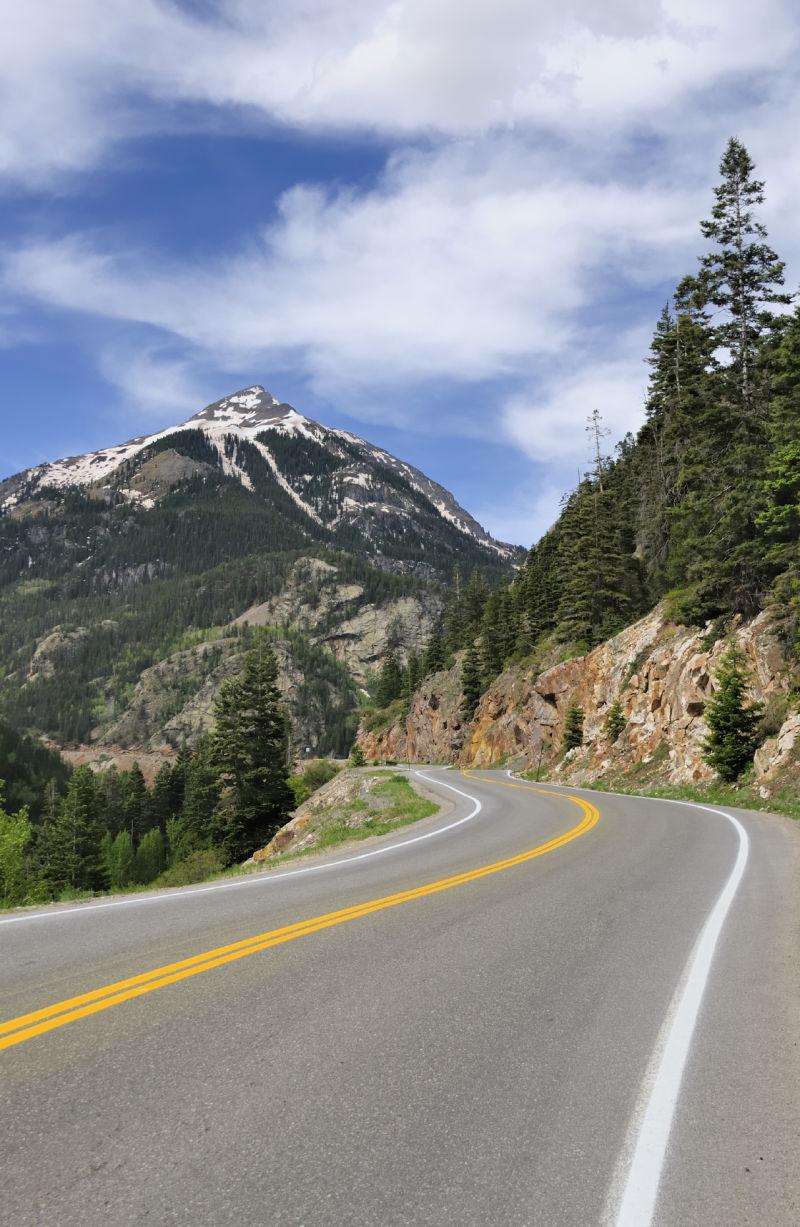 阿尔卑斯夏日风光下的山区道路