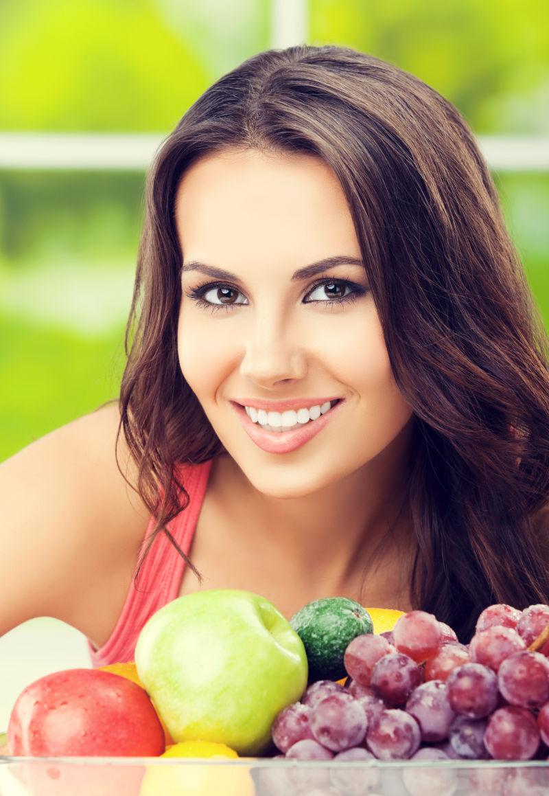 年轻美女和健康水果