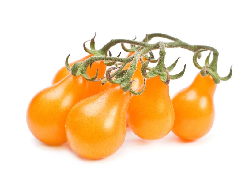 白色背景下成熟有光泽的黄番茄