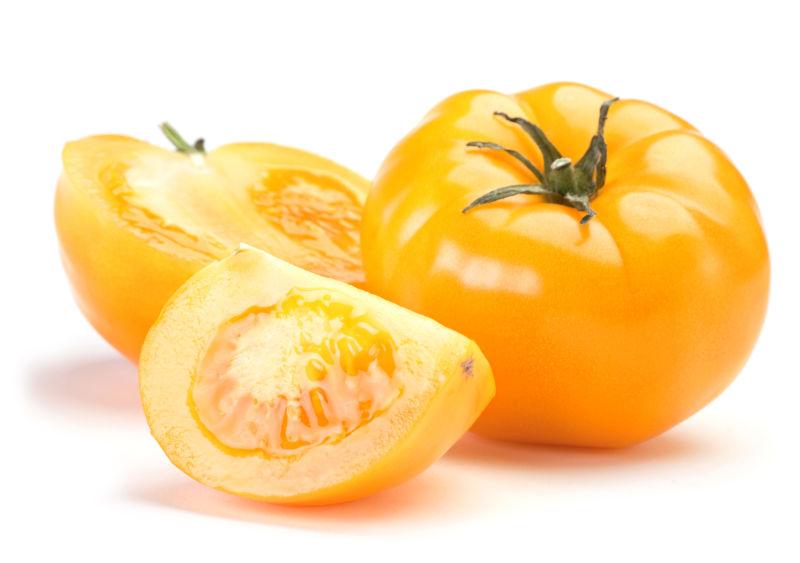 白色背景下多汁的黄色番茄