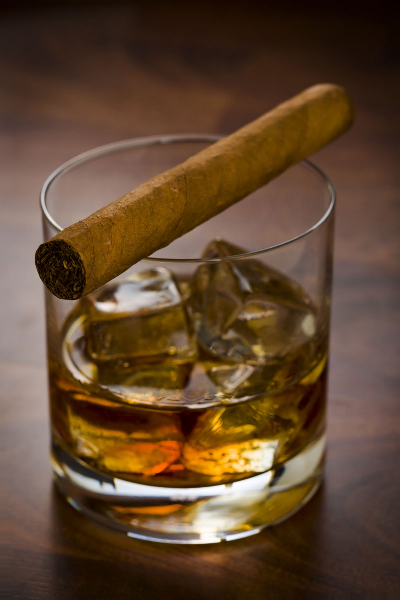 加冰的威士忌与雪茄