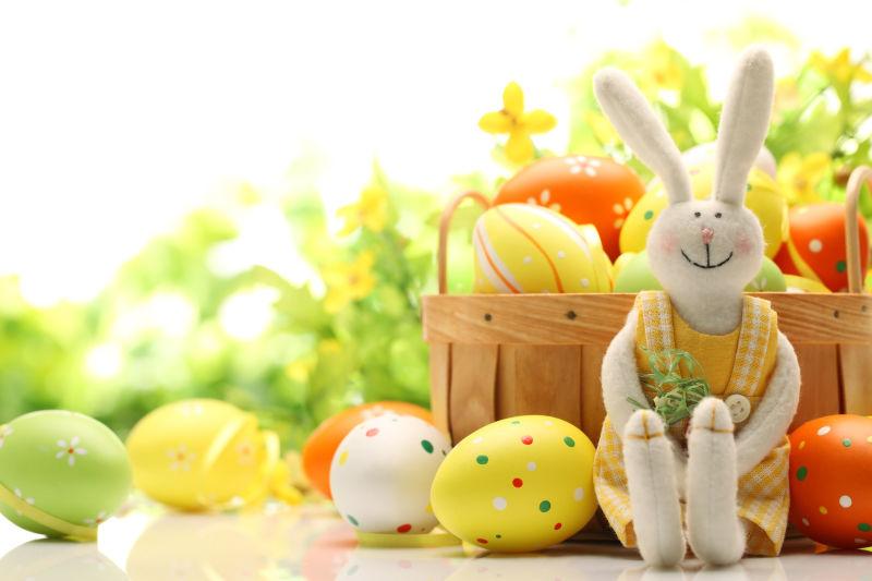 白色背景下的复活节彩蛋和毛绒兔子