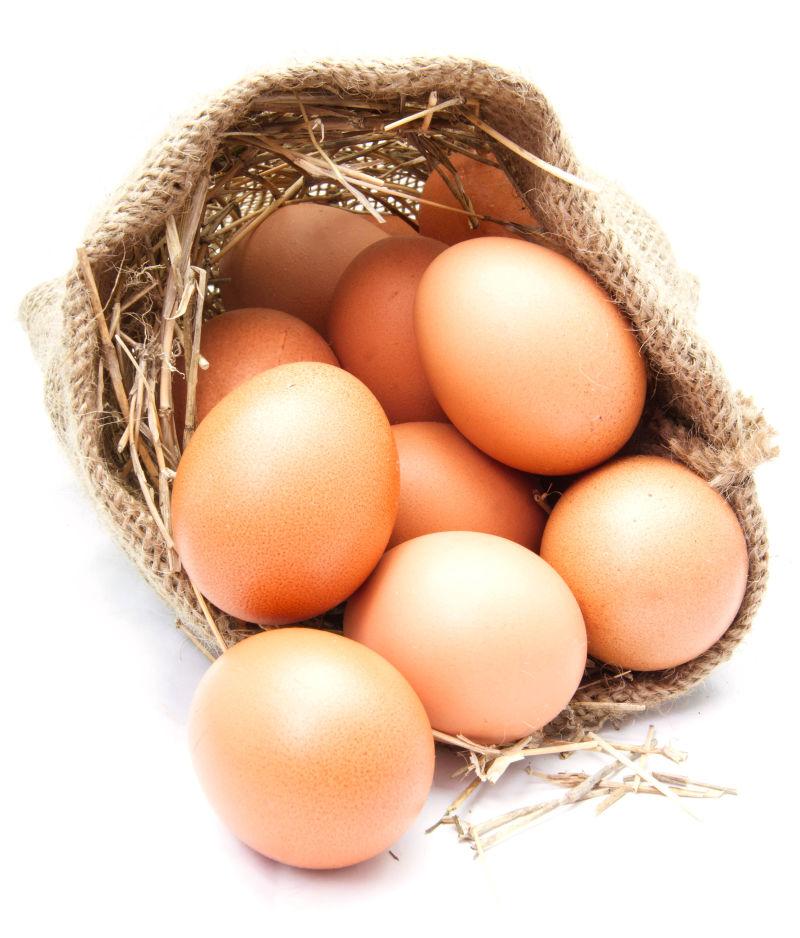 白色背景下的帆布袋里很多的鸡蛋