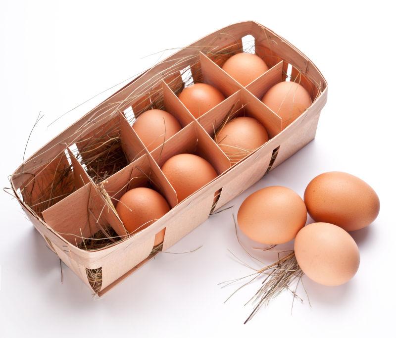 木篮里摆放整齐的鸡蛋