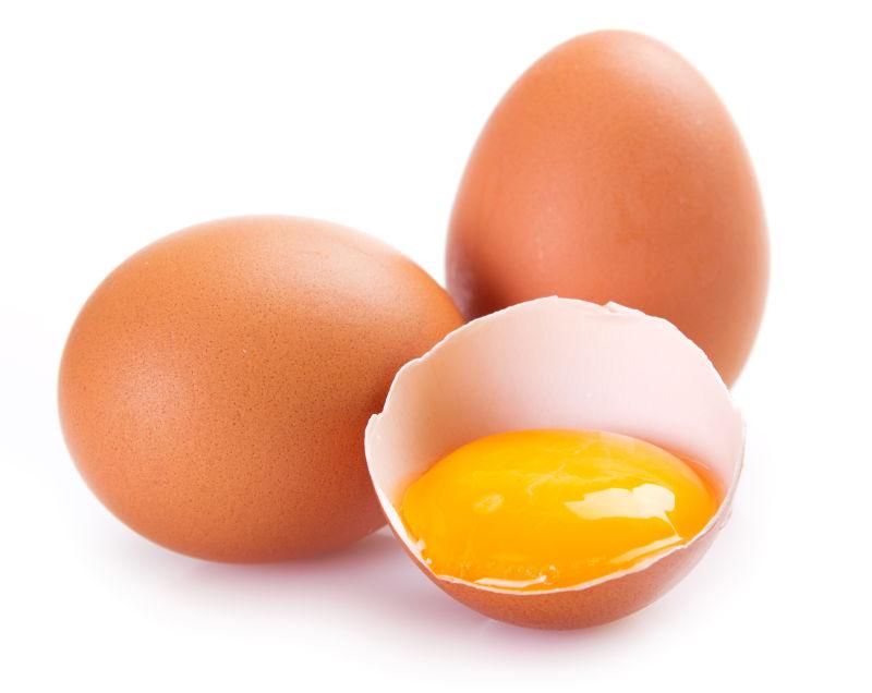 白色背景下的生鸡蛋