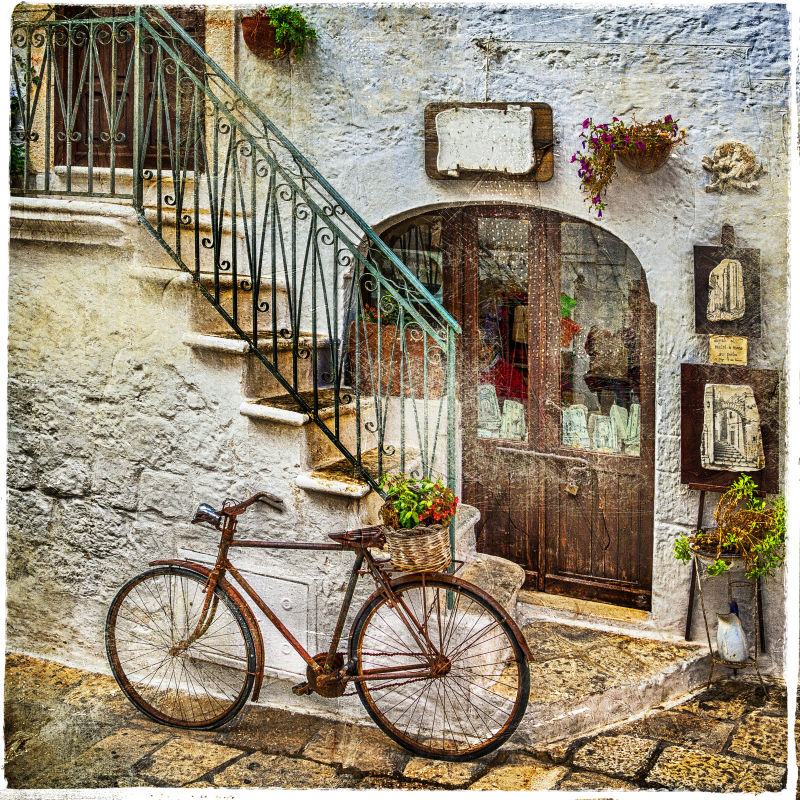 意大利老街的房屋和自行车