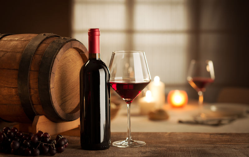 木板上的葡萄酒与葡萄