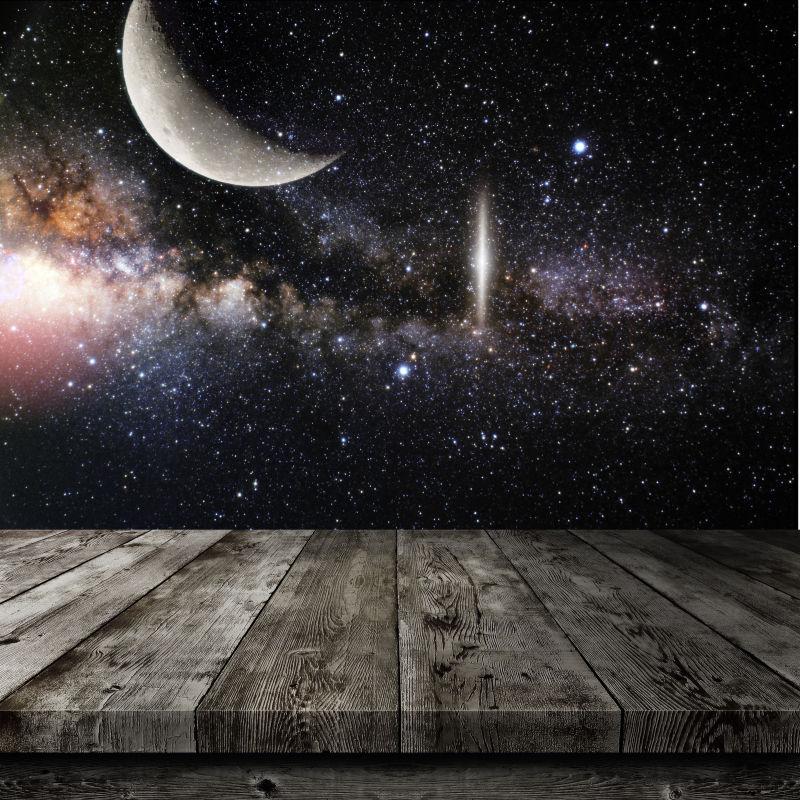 银河系星空背景前的木桌
