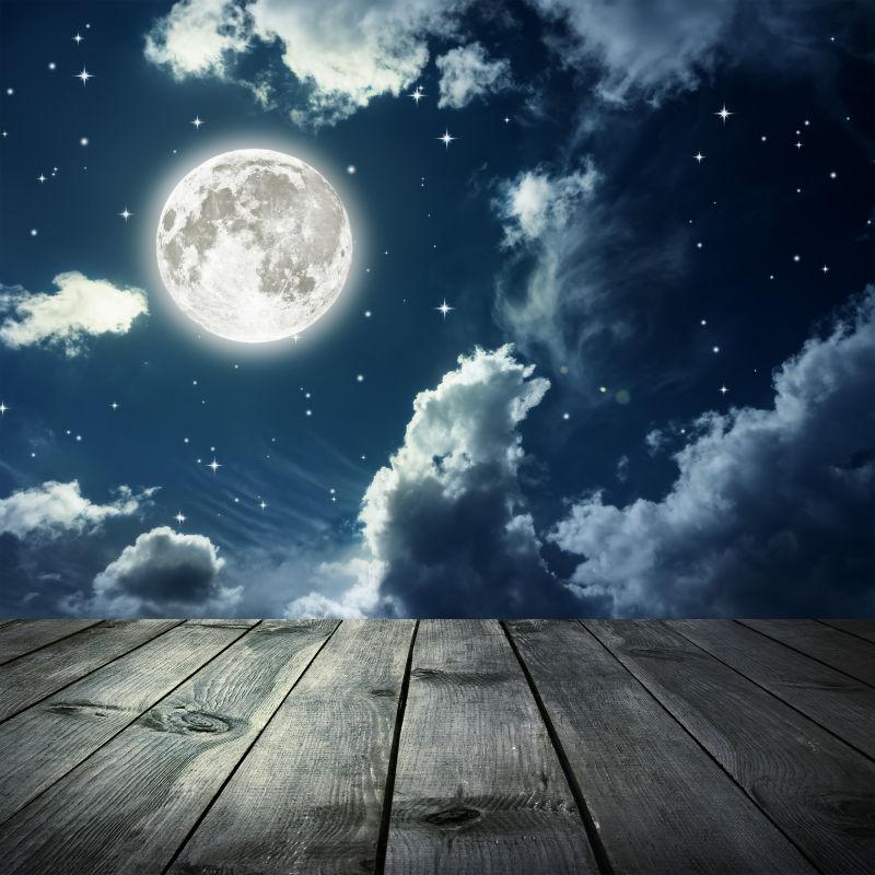 夜晚美丽的星空背景前的木桌