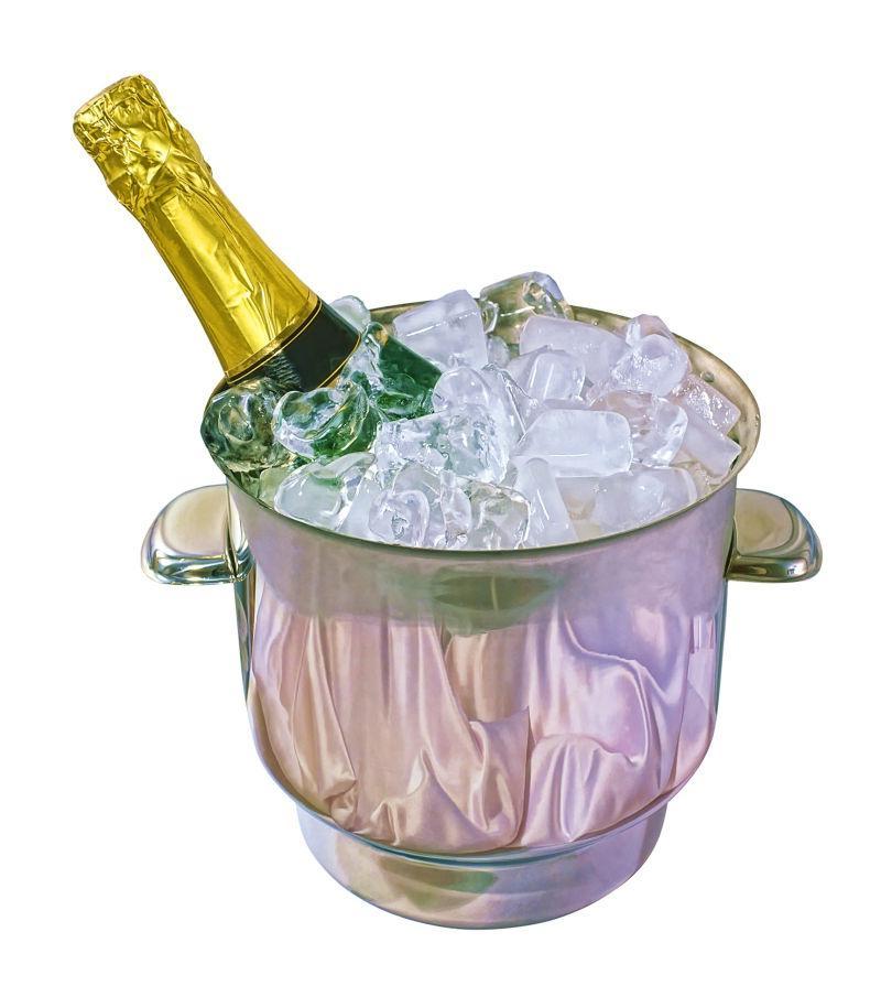 白色背景上冰桶里的香槟