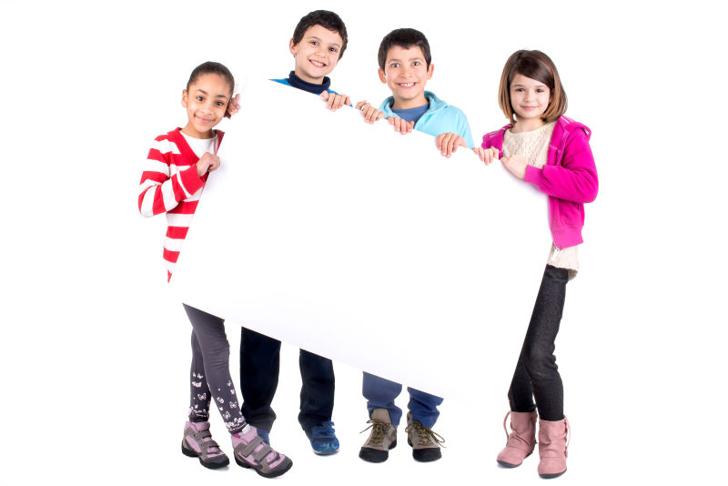 四位孩子拿着白色海报