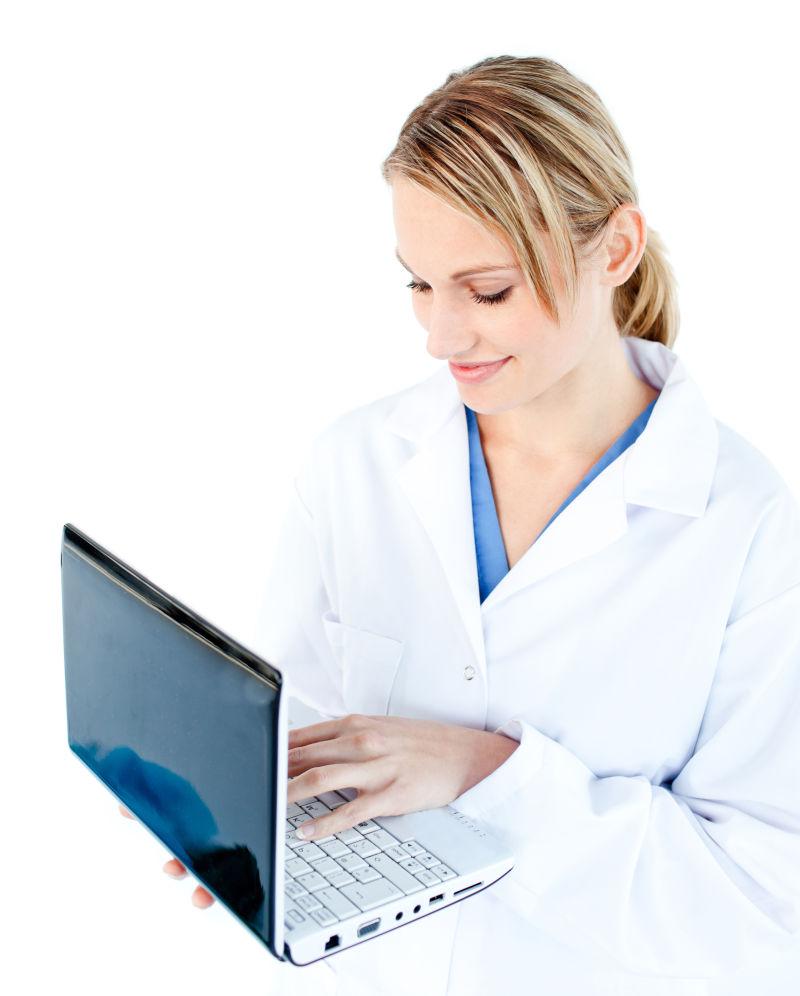 自信的女医生手持白色背景笔记本电脑